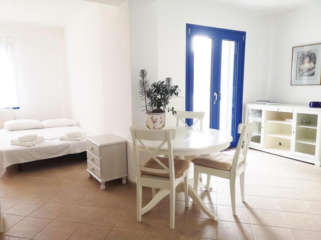 Olive Bay Hilltop Apartments 아몰리아니 객실 사진